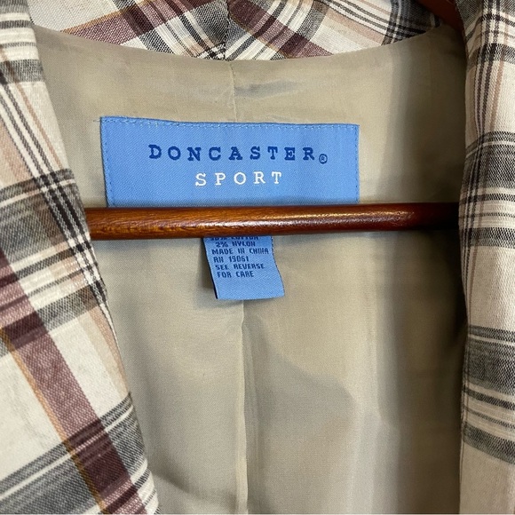 DONCASTER SPORT Women’s Tan White Red
Plaid Cropped Puff Sleeve Blazer Size 4 - Picture 3 of 15